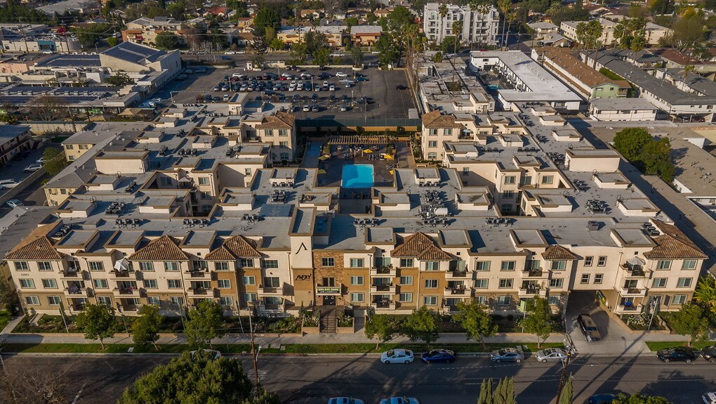 Avery in Valley Village, CA - Foto de edificio