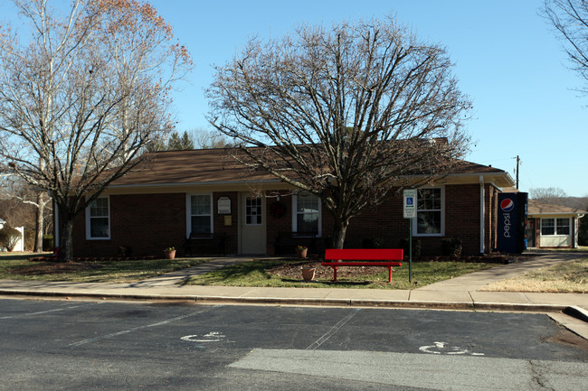 Mountain Villa Apartments in Mayodan, NC - Foto de edificio - Building Photo