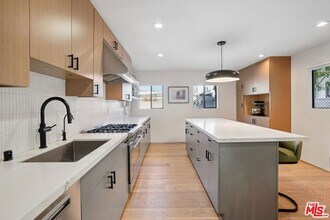 838 N Mansfield Ave, Unit 102 in Los Angeles, CA - Building Photo - Building Photo