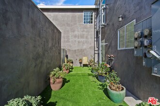 111 S Harper Ave in Los Angeles, CA - Building Photo - Building Photo