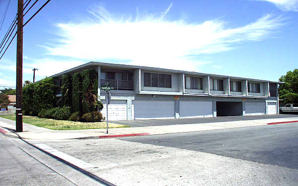 Lockwood Arms Apartments in Fresno, CA - Building Photo - Building Photo