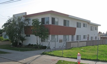 712 W Beach Ave in Inglewood, CA - Building Photo - Building Photo