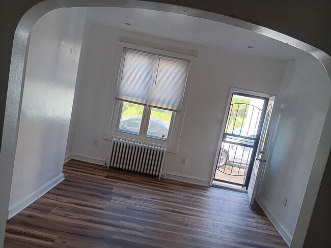 property at 1530 W Oakdale St