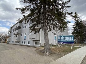 Park Manor in Saskatoon, SK - Building Photo