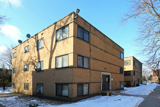 Arbor Court Apartments in Wheeling, IL - Building Photo - Building Photo