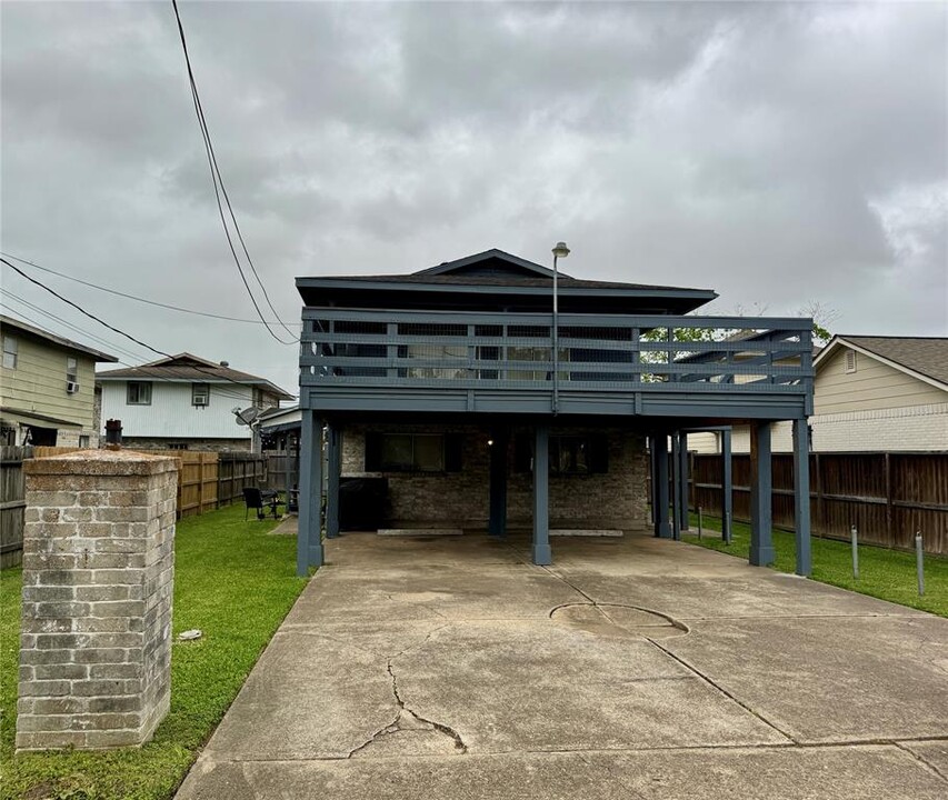 9035 Hollock St in Houston, TX - Foto de edificio