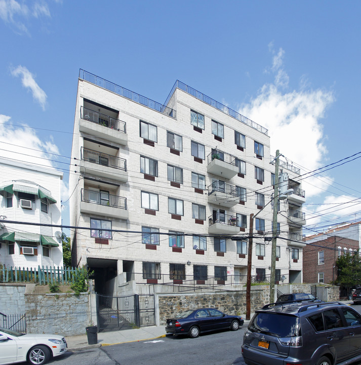 855 E 217th St in Bronx, NY - Building Photo