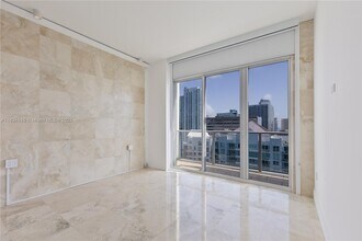 1155 Brickell Bay Dr in Miami, FL - Building Photo - Building Photo