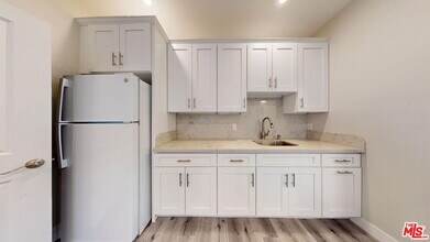 7051 White Oak Ave in Los Angeles, CA - Building Photo - Building Photo