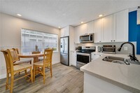 22 SW 7th St, Unit 3 BEDROOM in Hallandale Beach, FL - Building Photo - Building Photo