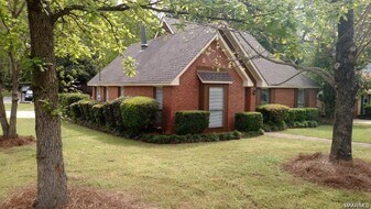 3301 Hillcrest Ln in Montgomery, AL - Building Photo
