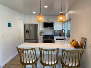 970 Woodlake Dr in Cardiff By The Sea, CA - Foto de edificio - Building Photo