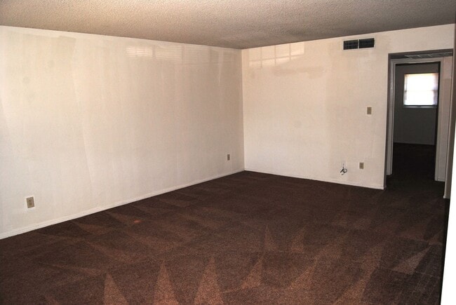 200 Douglas St in Bakersfield, CA - Building Photo - Building Photo
