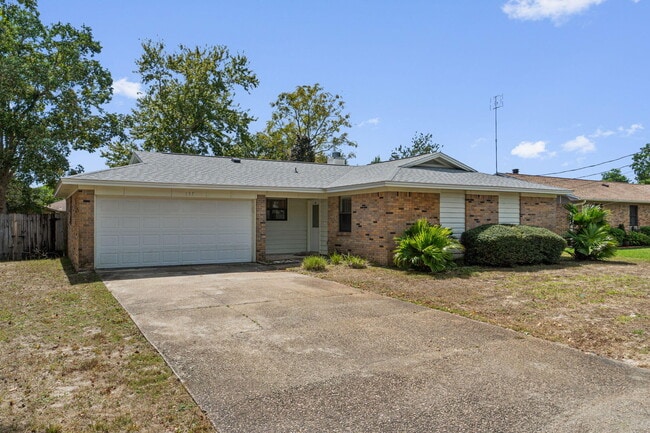 137 Deville Dr in Mary Esther, FL - Building Photo - Building Photo