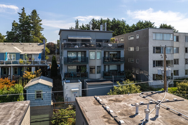 CITY LAKE CONDOMINIUM in Seattle, WA - Building Photo - Building Photo