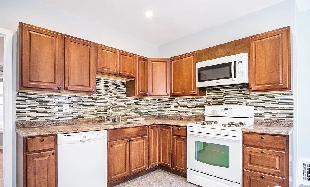 28 Moreland St in Somerville, MA - Building Photo