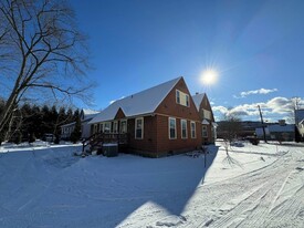 39 Elm St, Unit Rear Unit in Manchester, VT - Building Photo - Building Photo