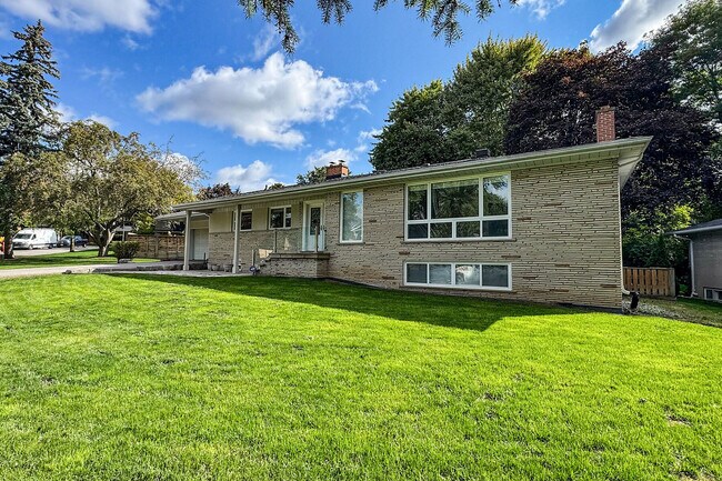 11 Tetbury Crescent in Toronto, ON - Building Photo - Building Photo