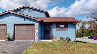 419 Lake Shore N in Montague, NJ - Building Photo