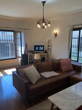 655 S Dunsmuir Ave in Los Angeles, CA - Foto de edificio - Building Photo