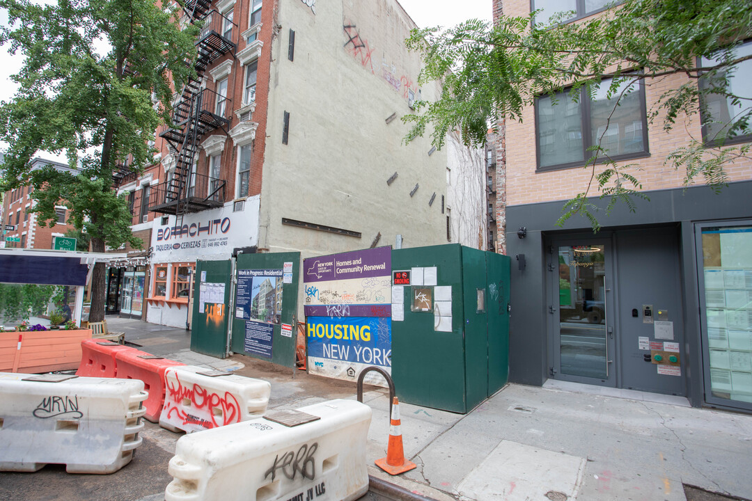 204 Avenue A in New York, NY - Building Photo