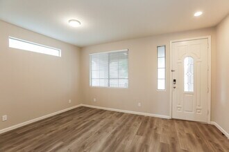 5519 W Vineyard Rd in Phoenix, AZ - Building Photo - Building Photo