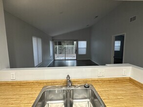 7135 Shadow Crest Dr in Las Vegas, NV - Building Photo - Building Photo