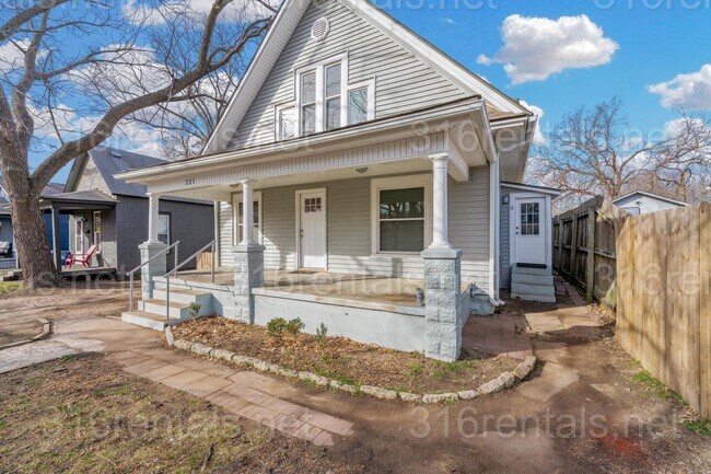 221 N Elizabeth St in Wichita, KS - Foto de edificio - Building Photo