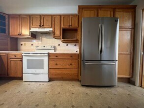 26202 Lakeshore Blvd in Euclid, OH - Building Photo - Building Photo