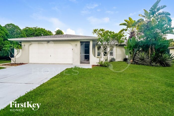 207 SE Santa Barbara Pl in Cape Coral, FL - Building Photo