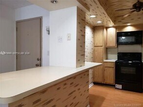 20860 San Simeon Way in Miami, FL - Building Photo - Building Photo