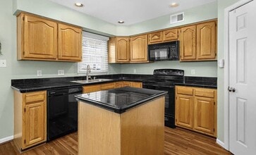 251 St Michaels Cir in Odenton, MD - Foto de edificio - Building Photo