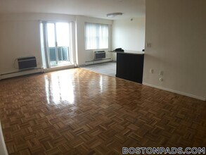 175 Freeman St, Unit 819 in Brookline, MA - Foto de edificio - Building Photo