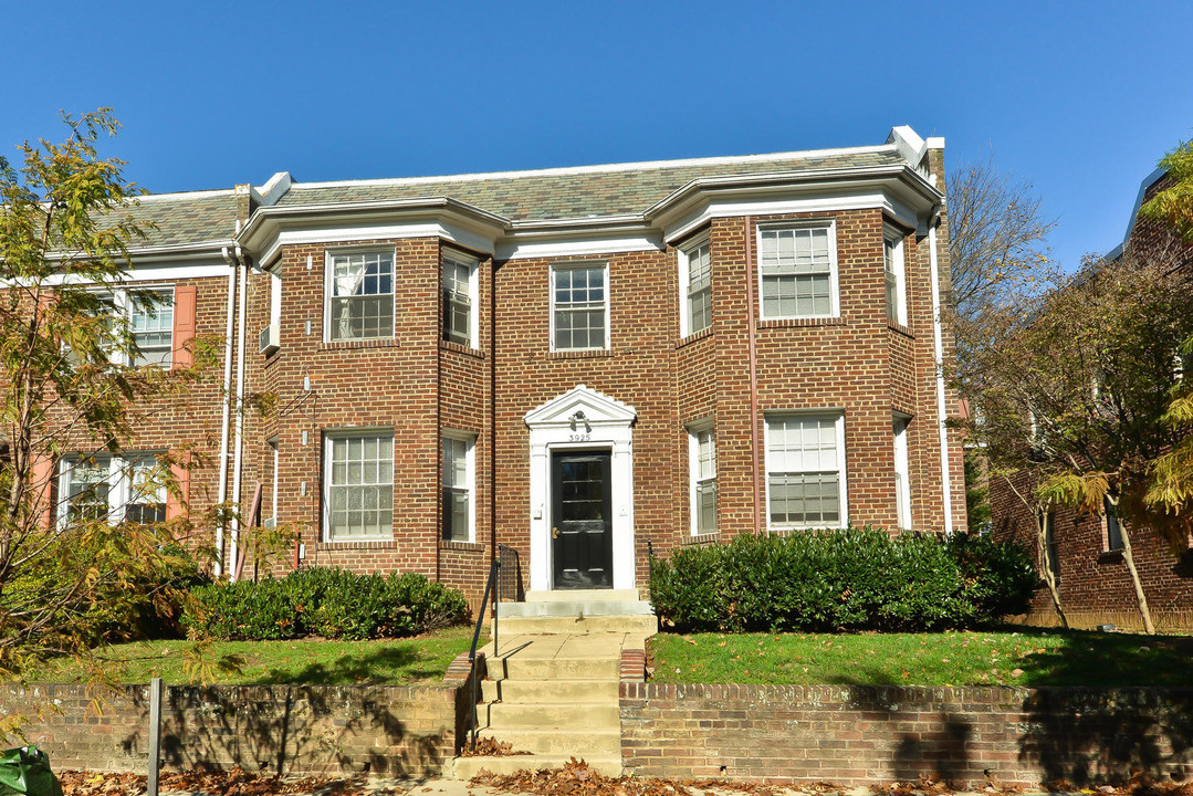 3925 W St NW in Washington, DC - Foto de edificio