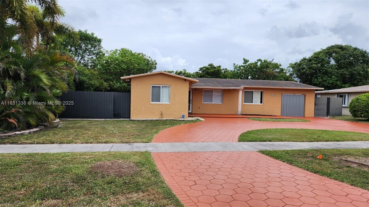 5460 SW 133rd Ct in Miami, FL - Foto de edificio