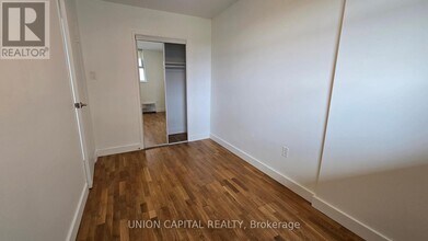 407-230-1230 Oak St in Toronto, ON - Building Photo - Building Photo