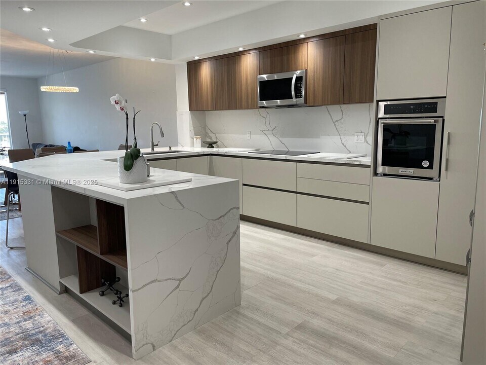 10730 NW 66th St in Doral, FL - Building Photo