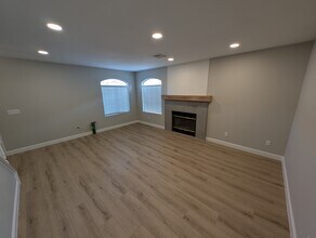 813 Radiant Star St in Las Vegas, NV - Foto de edificio - Building Photo