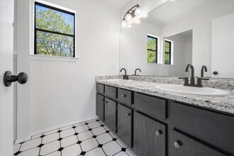 1404 Deupree Dr in Austin, TX - Building Photo - Building Photo