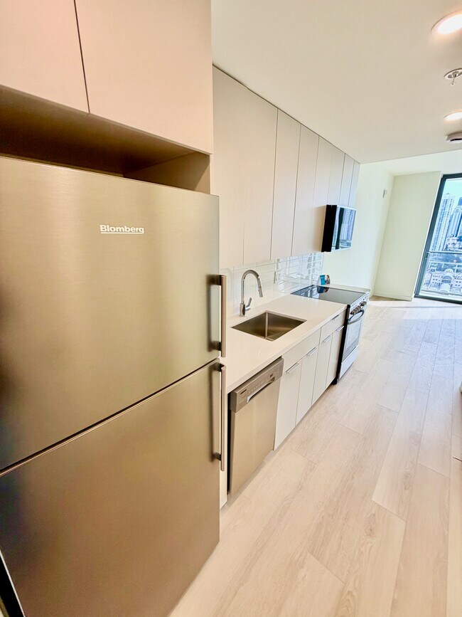 141 NE 2nd St, Unit 900 in Miami, FL - Building Photo - Building Photo