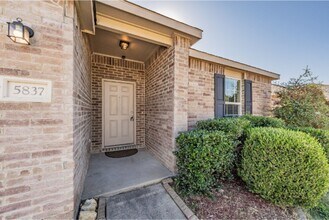 5837 Mirror Ridge Dr in Fort Worth, TX - Building Photo - Building Photo