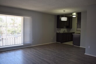 14120 Hamlin St, Unit 10 in Los Angeles, CA - Foto de edificio - Building Photo