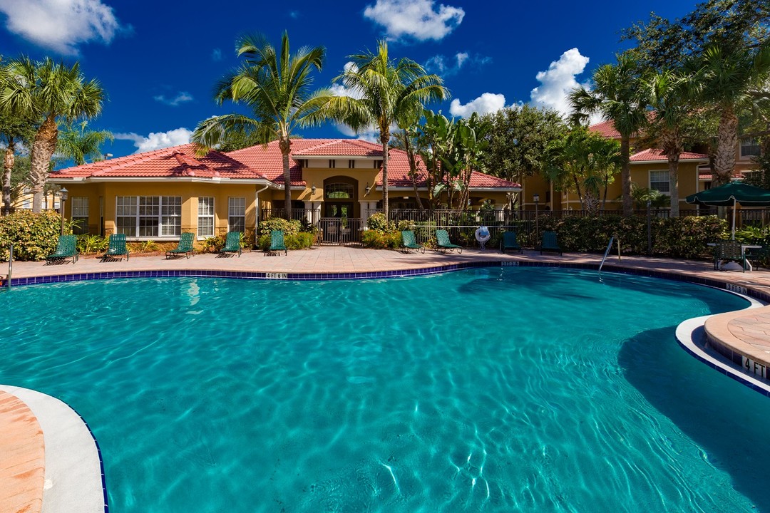 Courtney Park in Lake Worth, FL - Foto de edificio