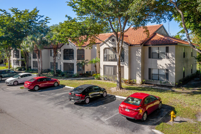 Oasis at Naples in Naples, FL - Foto de edificio - Building Photo