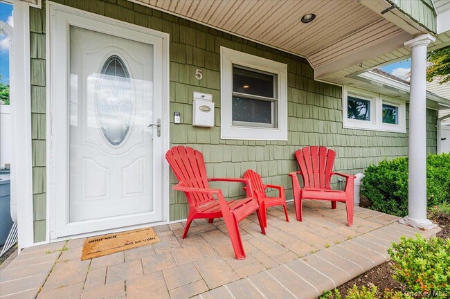 5 Stonecutter Rd in Levittown, NY - Building Photo - Building Photo