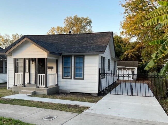 property at 827 Booth St