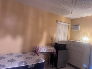 6560 Grant Ct in Hollywood, FL - Foto de edificio - Building Photo