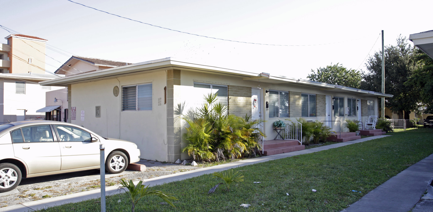 225-239 NW 57th Ave in Miami, FL - Building Photo