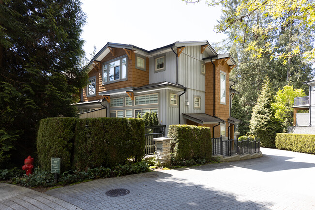 3125 Capilano Cres in North Vancouver, BC - Building Photo - Building Photo