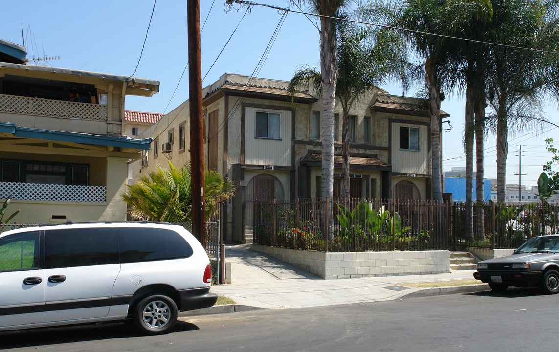 2625 San Marino St in Los Angeles, CA - Building Photo